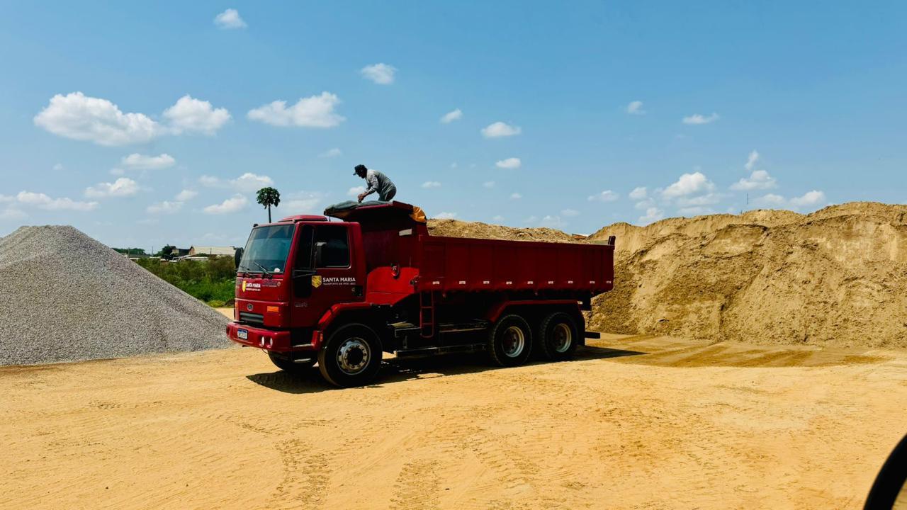 Santa Maria — pátio com brita e areia
