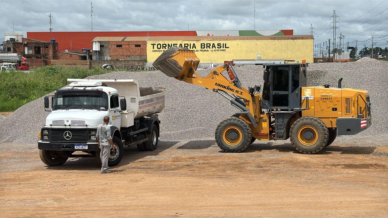 Santa Maria — pá carregadeira e caminhão